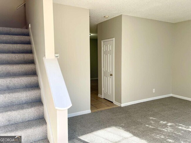 Building Photo - 6688 Sunset Hills Blvd