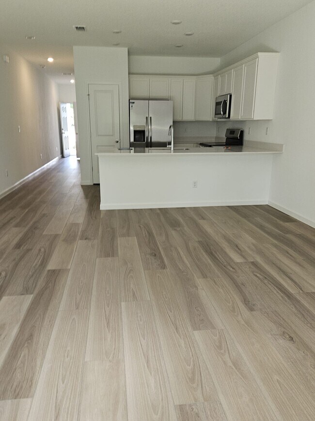 Building Photo - 717 Holly Lakes Dr