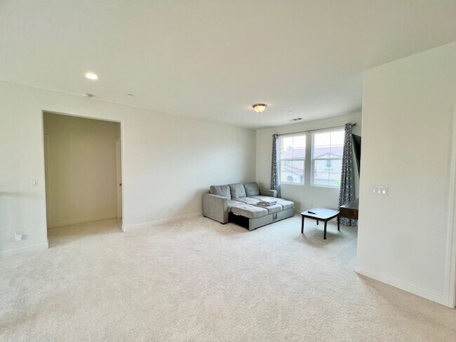 Building Photo - Beautiful 4 Bedroom Home in Clovis!