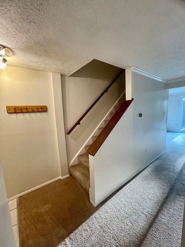Building Photo - 2 Bed 1.5 Bath- Oakdale PA! Hawthorne Vill...