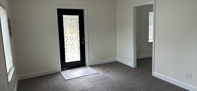 Building Photo - Nice 4 bedroom/5.5 bath home on N. Ocean Boulevard