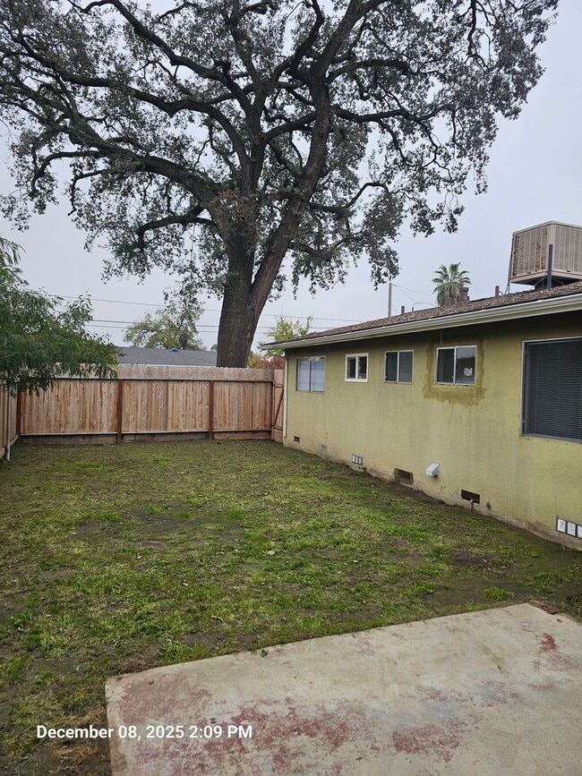 Building Photo - 560 S G St