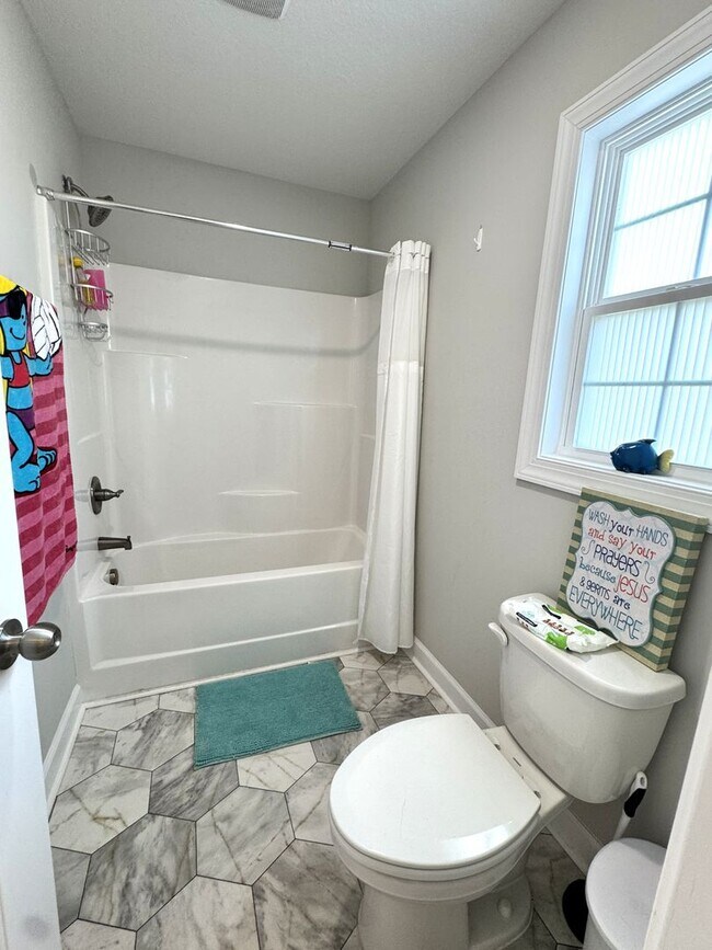 Building Photo - Beautiful Home! Convenient to Camp Lejeune!