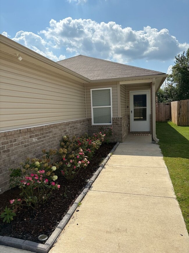 Building Photo - 3 bed, 2 bath available for rent now!