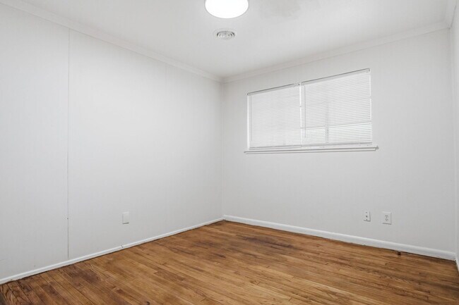 Building Photo - 846 Marilyn St