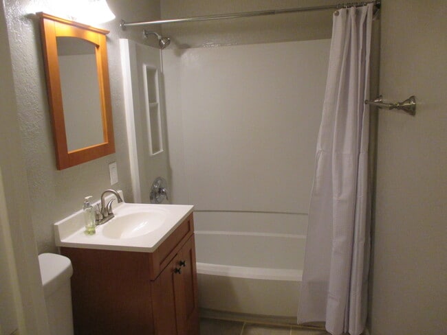 Building Photo - 2bed/1bath condo in convenient location......