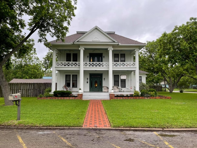 Building Photo - 819 Hackberry St