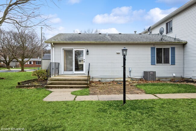 Building Photo - 760 Pleasant St