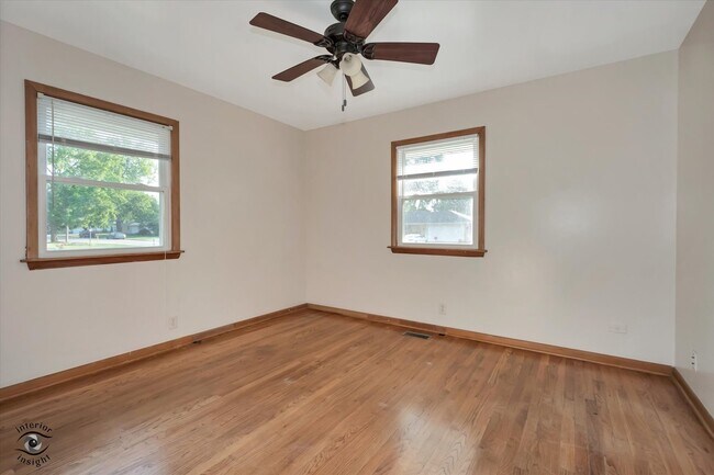 Building Photo - 644 S Calumet Ave