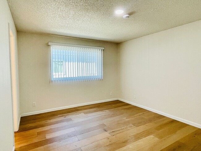 Building Photo - Beautifully Updated 3 Bed 2 Bath Condo W/ ...