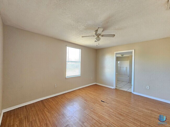 Building Photo - Beautiful 3 Bed | 2 Bath HOME on a DOUBLE LOT located in central Lakeland for rent and available ...