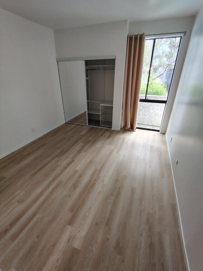 Second Bedroom - 10861 Moorpark St