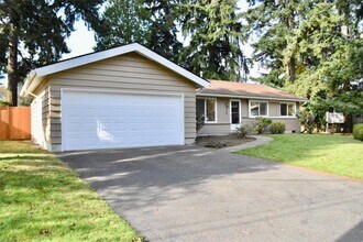 Building Photo - 3 bedroom in Bellevue WA 98006