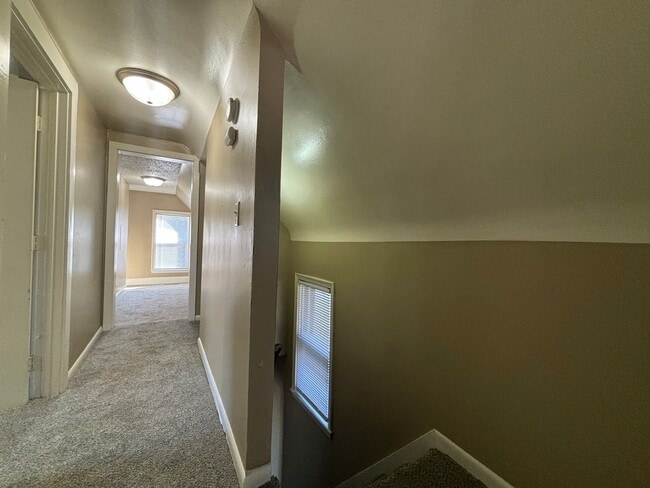 Building Photo - Great 2 bedroom plus den in a two-level ho...