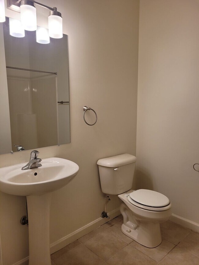 Building Photo - 670 Bassett Dr