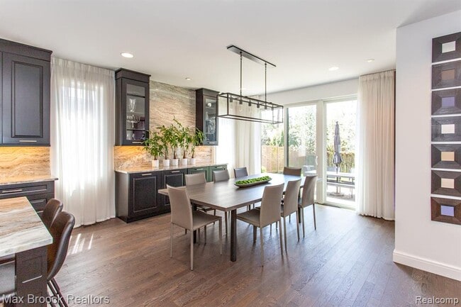 Building Photo - 25925 York Rd