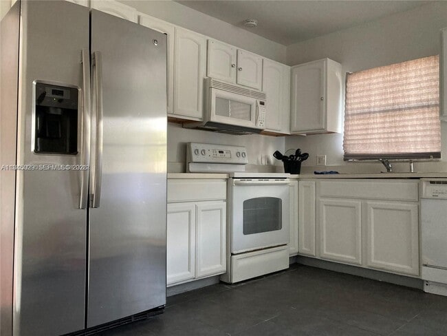 Building Photo - 643 33rd St