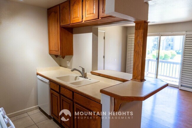 Building Photo - 415 E Creekside Cir