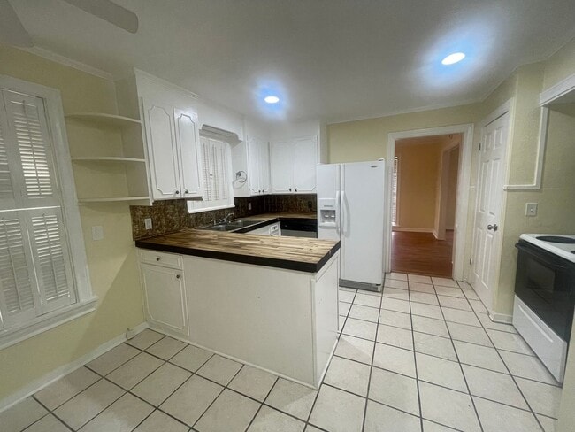 Building Photo - Spacious Inside & Out!