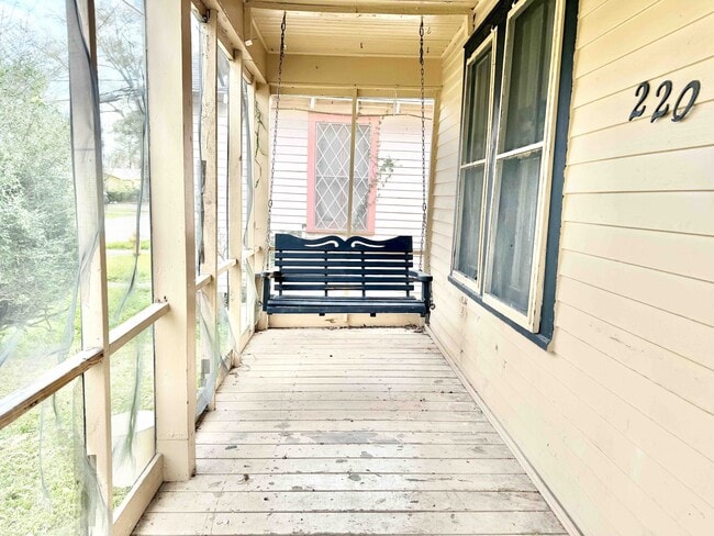 Building Photo - 220 Evergreen Dr