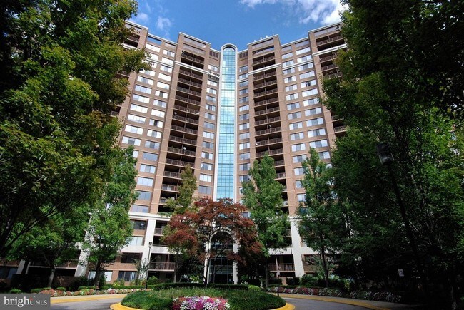 Primary Photo - 10101 Grosvenor Pl