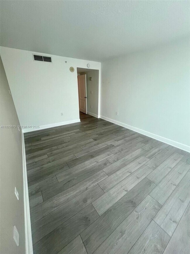 Building Photo - 2101 Brickell Ave