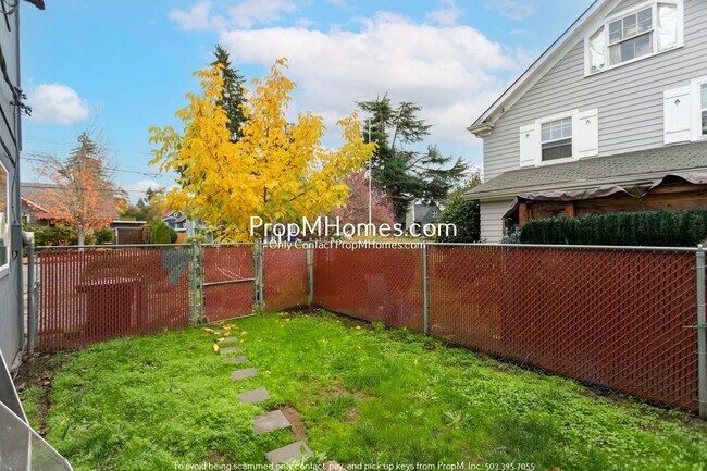 Building Photo - Updated Two Bedroom Unit in the Heart of Oregon City - NEW PHOTOS