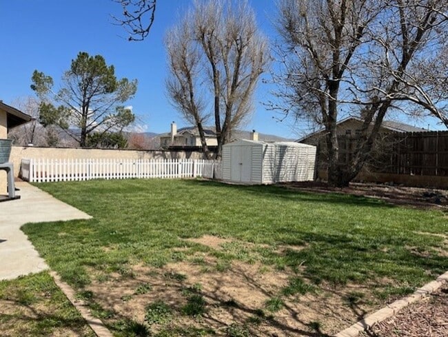 Building Photo - 3 Bed 2 Bath House located in the Heart of Tehachapi! Available 3/1/2026!