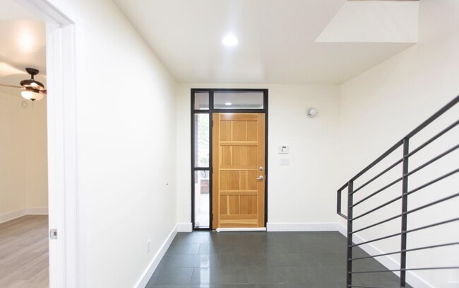 Building Photo - 1300 W 5th St