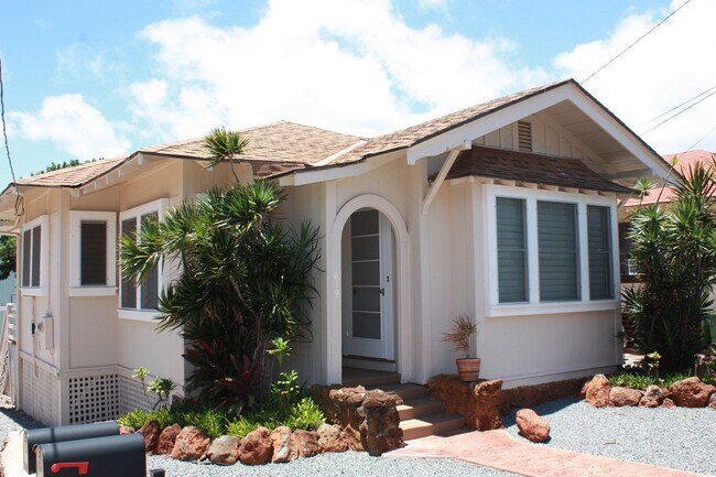Building Photo - Charming 3 bedroom, 1 bath house with gara...