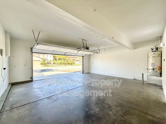 Building Photo - 8182 Bon View Dr