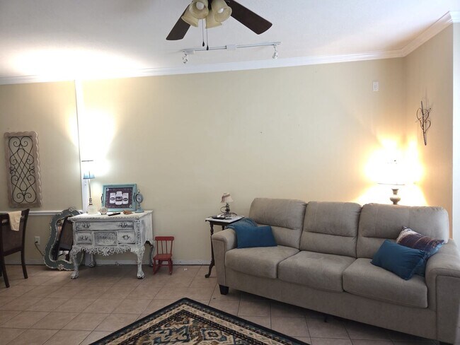 Building Photo - Spacious 3/2 townhome in great location