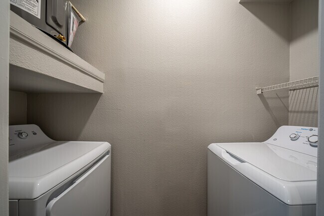 Building Photo - Available Now – Modern Apartment for Rent