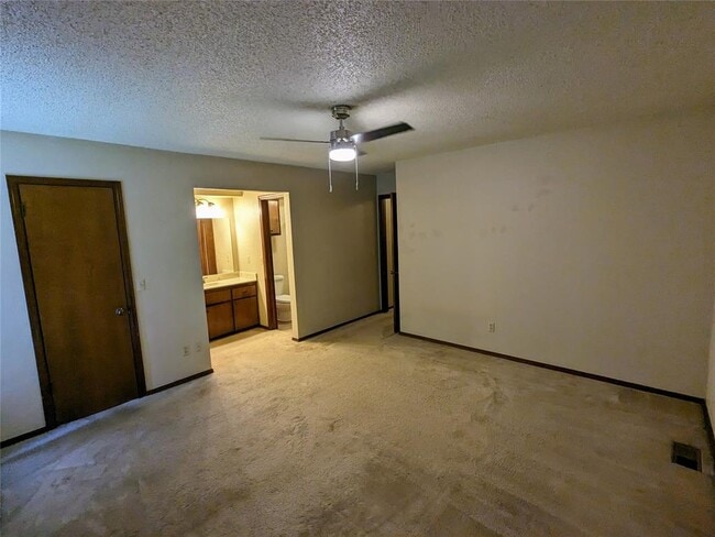 Building Photo - 2116 Oakvista Cir