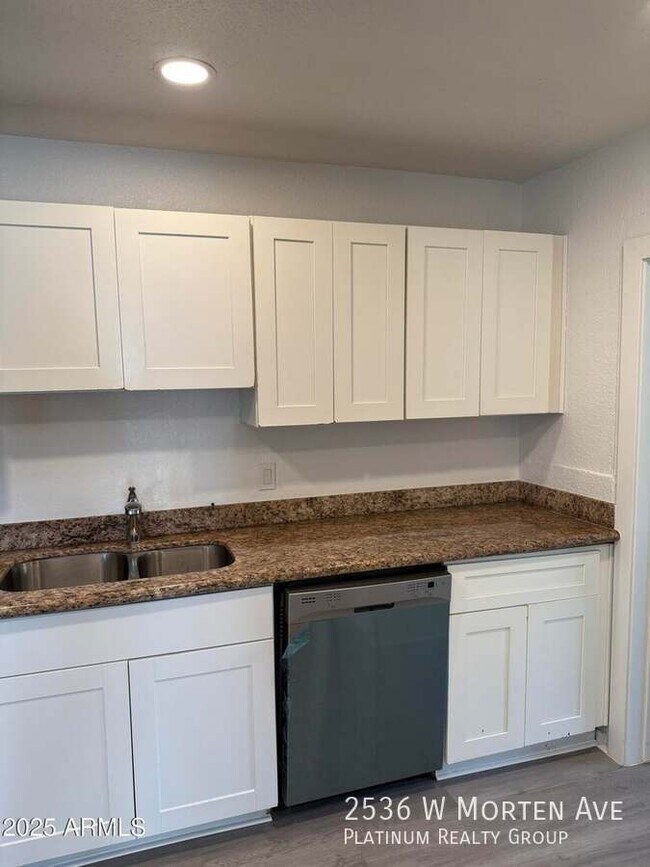 Building Photo - 2536 W Morten Ave