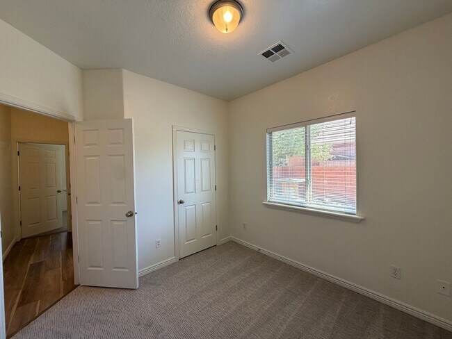 Building Photo - 519 Harvest Ln