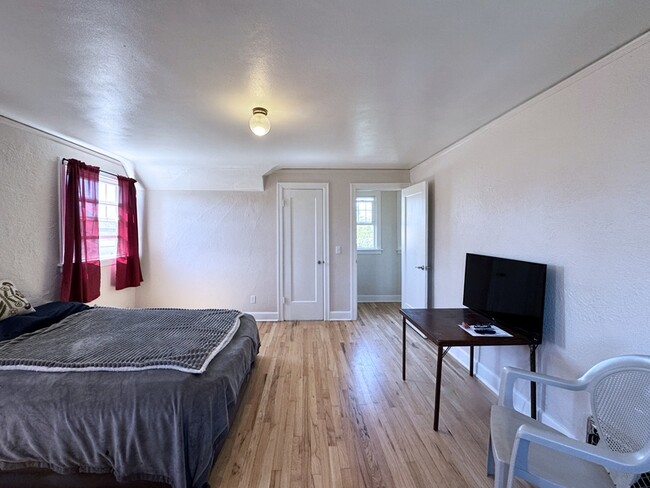 Building Photo - 540 Van Buren St