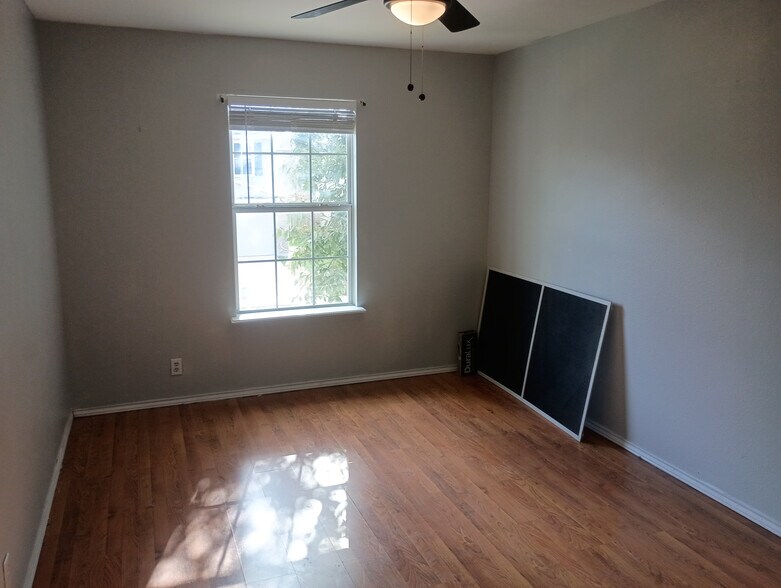 Building Photo - Room in House on Mallow Grove