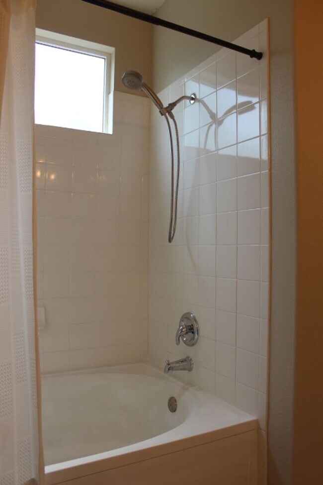 Building Photo - Charming 2 BR/2 BA Condo located in Little...