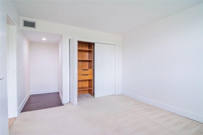 Building Photo - 491 Racquet Club Rd