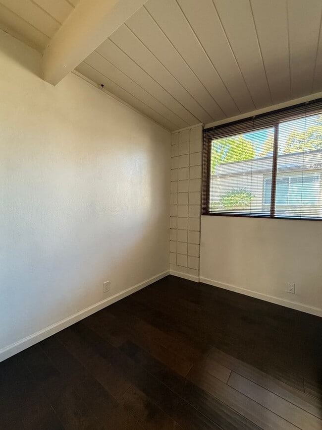 Building Photo - 2 Bedroom, 1 Bath Eichler -Townhouse, Sant...