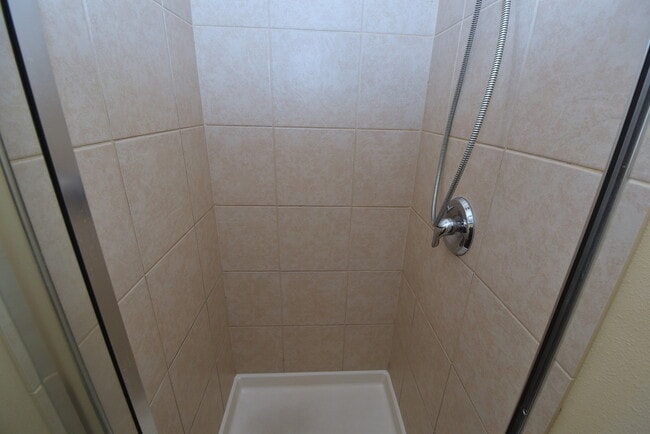 Building Photo - BEAUTIFUL 3 BEDROOM 2 BATH WITH WOOD TILE ...