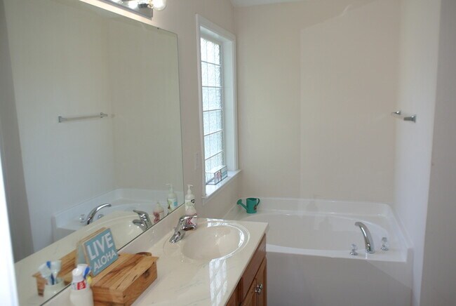 Building Photo - 2108 Summit Dr