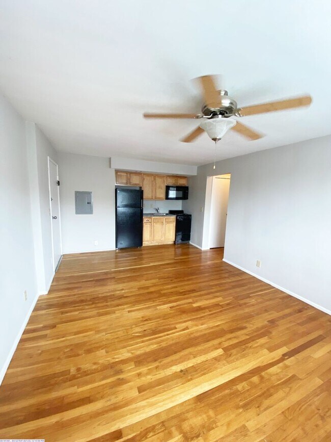 Building Photo - 566 Lowell Ave