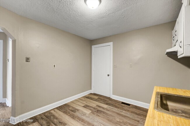 Building Photo - 3328 Farnsley Rd