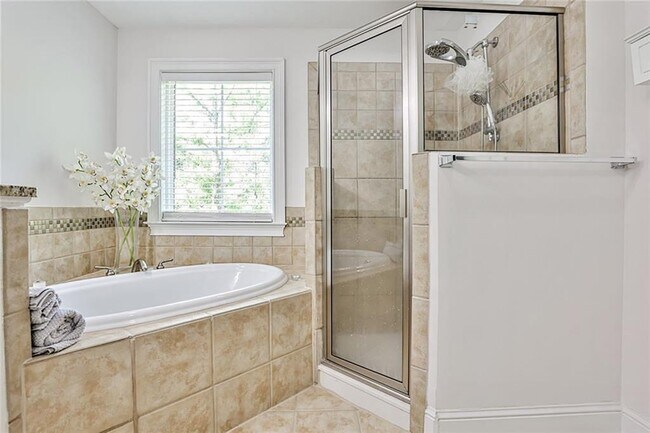 Building Photo - 5480 Glenridge View NE