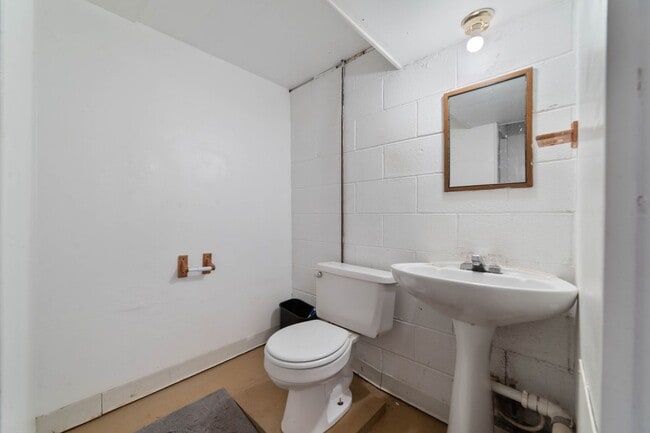 Building Photo - Duluth MN 5-Bedroom - 2-Bath Single Family