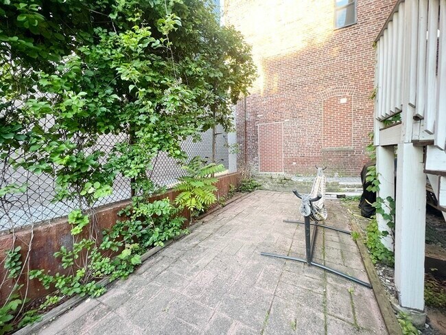 Building Photo - 126 Everett St