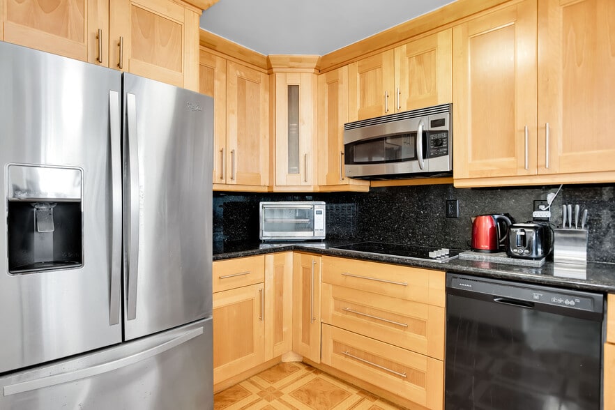 Kitchen - 3701 N Country Club Dr