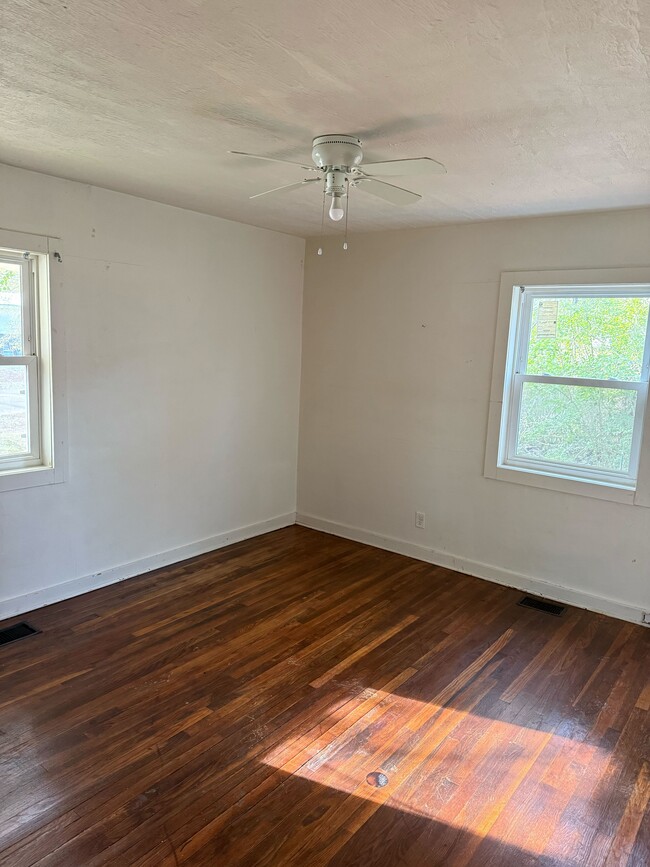 Building Photo - 2718 Emerald Dr